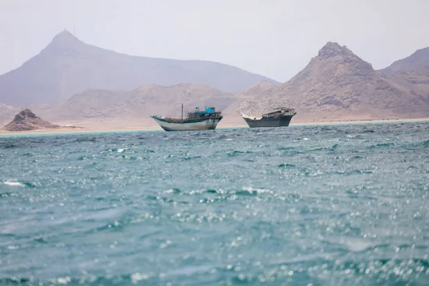قوارب يمنية تطفو قرب ساحل باب المندب (رويترز)