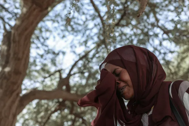 سودانية هاربة من مدينة الفاشر متأثرة خلال مقابلة مع وكالة «رويترز» في معسكر للاجئين شرق تشاد 27 نوفمبر 2025 (رويترز)