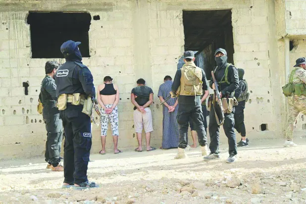 عناصر أمن سوريون خلال حملة اعتقالات يوم 23 يونيو بعد تفجير كنيسة مار إلياس في اليوم السابق بدمشق (أ.ف.ب)