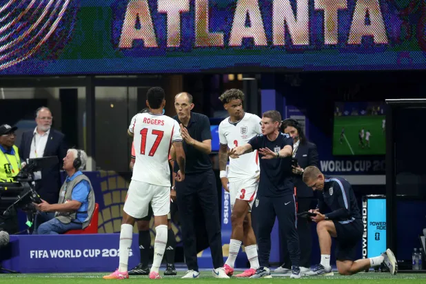 توماس توخيل مدرب منتخب إنجلترا يتحدث إلى مورغان روغرز خلال مباراة نصف النهائي أمام الأرجنتين في أتلانتا (أ.ف.ب)