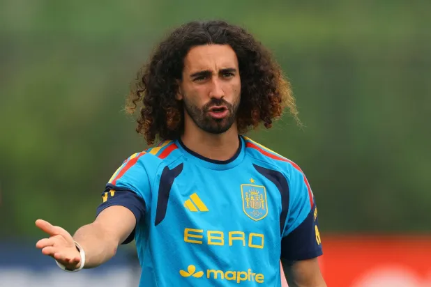 مارك كوكوريلا خلال تدريبات إسبانيا استعداداً للنهائي (رويترز)