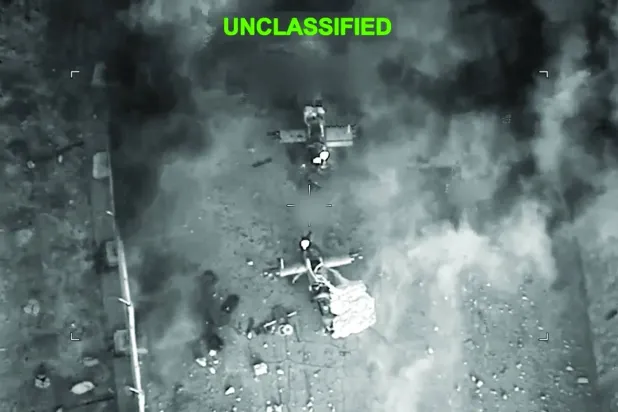İran'a düzenlenen hava saldırılarının ardından belirsiz bir noktada yükselen duman, CENTCOM tarafından yayınlanan bir videodan, (Reuters)