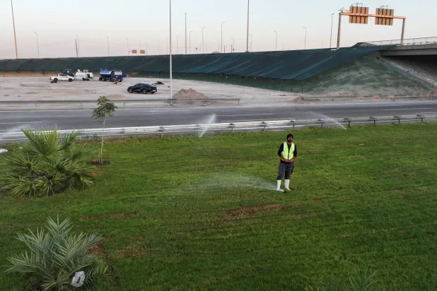 صورة التقطتها طائرة مسيّرة تظهر جزءاً زُرع حديثاً من مشروع الحزام الأخضر في البصرة بالعراق يوم 29 يونيو 2026 (رويترز)
