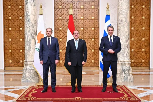 الرئيس المصري عبد الفتاح السيسي يتوسط الرئيس القبرصي نيكوس خريستودوليدس ورئيس الوزراء اليوناني كيرياكوس متسوتاكيس (الرئاسة المصرية)