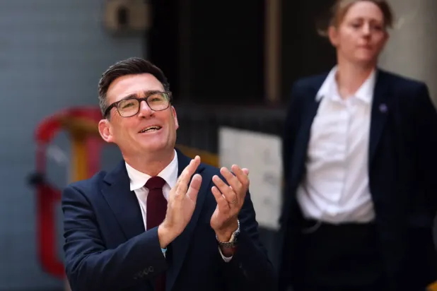 Andy Burnham, dün Londra'da İşçi Partisi liderliğini devraldıktan sonra (EPA)