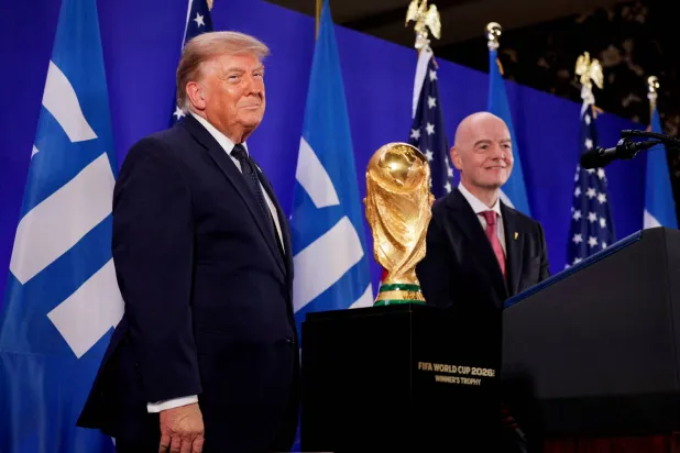 ترمب الرئيس الأميركي وإنفانتينو في برج «فيفا» بنيويورك (رويترز)