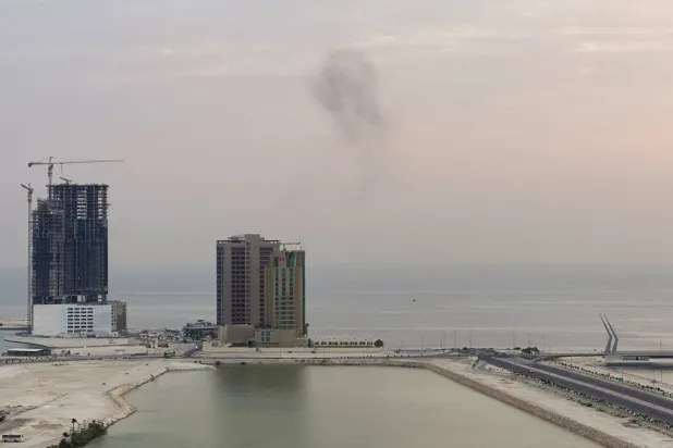 Bahreyn'in başkenti Manama semalarında bir İHA’nın tespit edilmesinin ardından duman bulutları yükseldi (Reuters)