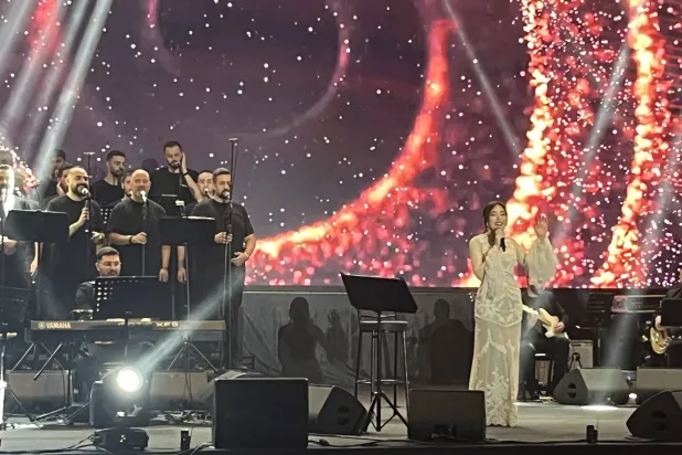 The crowd erupted in applause as Nehme walked onto the stage with her band, dressed in white. She opened with “Ahwe" (Asharq Al-Awsat)