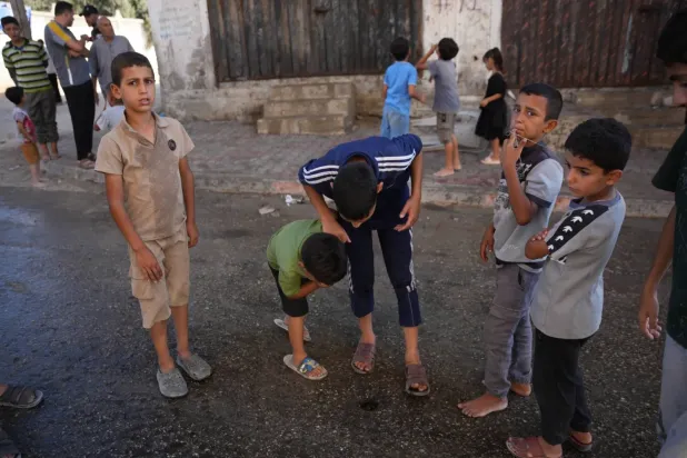 Gazze Şeridi'nin merkezindeki Nuseyrat mülteci kampında Filistinli çocuklar (AP)