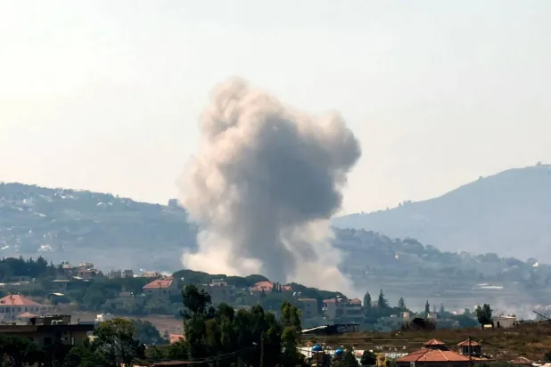 Lübnan'ın güneyindeki Kfar Tebnit köyünde meydana gelen patlama bölgesinden duman yükseliyor (AFP)
