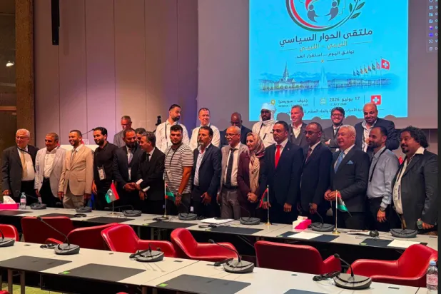 لقطة جماعية للمشاركين في «ملتقى الحوار السياسي» في جنيف الجمعة (حساب آمر قوة الإسناد في عملية «بركان الغضب» ناصر عمار)