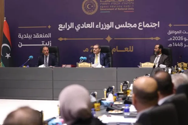 الدبيبة خلال ترؤُّس اجتماع لحكومته في مدينة زليتن غرب ليبيا السبت (مكتب الدبيبة)