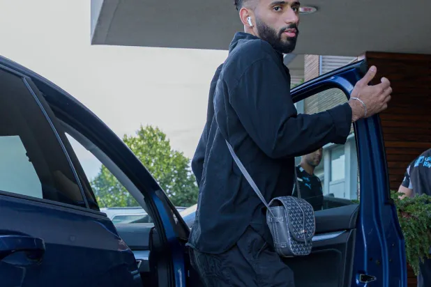مندش لدى وصوله إلى معسكر الهلال (موقع النادي)