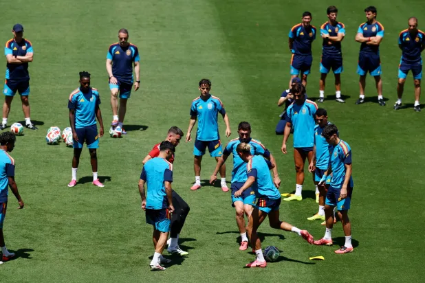 إلغاء الحصة التدريبية الأخيرة لمنتخب إسبانيا قبل نهائي المونديال (رويترز)