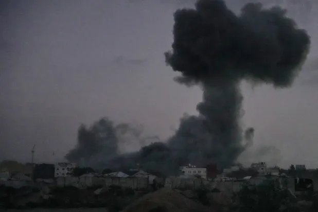 İsrail'in Gazze'nin merkezindeki Megazi mülteci kampına düzenlediği hava saldırısının ardından duman yükseliyor (AP)