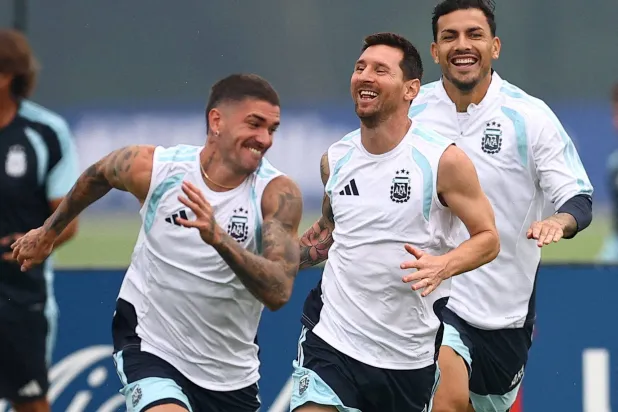 ميسي يوجه تحية خاصة لزملائه بالمنتخب الأرجنتيني قبل ساعات من نهائي كأس العالم (رويترز)