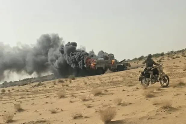 Mali'nin kuzeyindeki Gao kentinde saldırının düzenlendiği bölgede yükselen duman (AP)