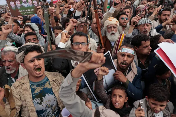 الحوثيون يتجاهلون اتساع رقعة الفقر ويوجهون الموارد للحشد والتعبئة (رويترز)