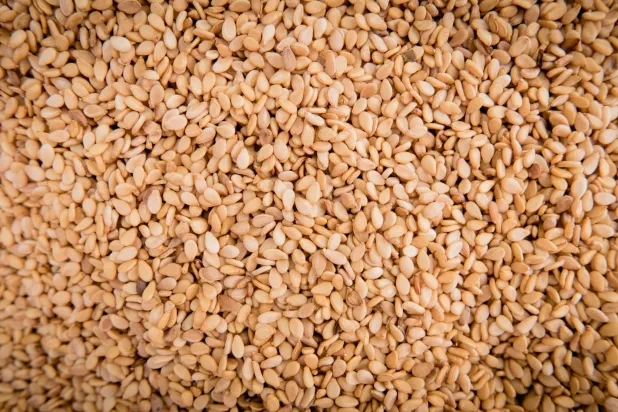 يُعد السمسم غذاءً خارقاً غنياً بالدهون الصحية (بيكسباي)