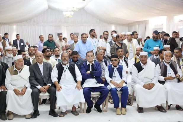 رئيس حكومة «الوحدة» الليبية عبد الحميد الدبيبة يتوسط أعيان وحكماء زليتن يوم السبت (مكتب الدبيبة)