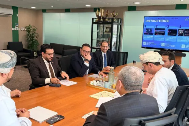 جانب من توقيع الاتفاقية بين الجانبين المصري والعماني (وزارة البترول المصرية)