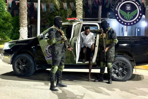 قوة أمنية تلقي القبض يوم السبت على صومالي متهم بخطف وتعذيب مواطنين من جنسيته (جهاز دعم المديريات بغرب ليبيا)