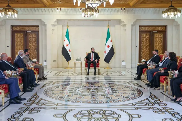 رئيس المحكمة الدستورية العليا د. عصام الخليف وأعضاؤها التقوا الرئيس أحمد الشرع في قصر الشعب بدمشق بعد أداء اليمين الدستورية في 11 من الشهر الجاري (الرئاسة السورية)