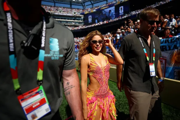 Shakira, Dünya Kupası finalindeki devre arası gösterisinin ardından (Reuters)