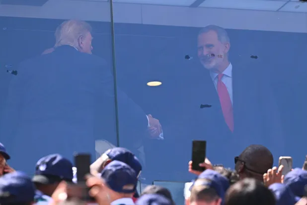 ملك إسبانيا فيليب السادس يصافح الرئيس الأميركي دونالد ترمب في نهائي المونديال (د.ب.أ)