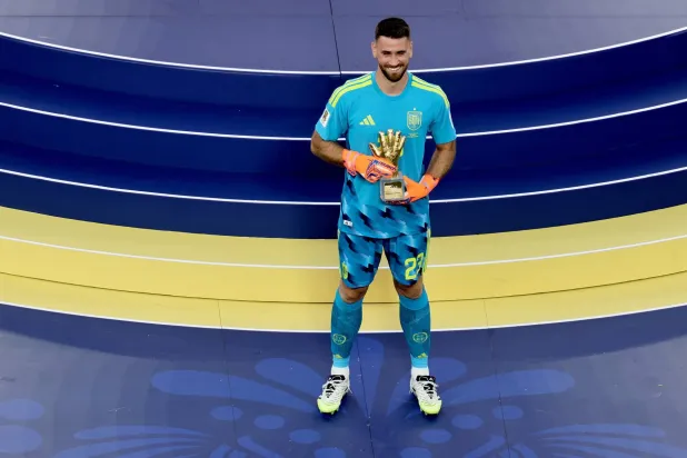 الإسباني يوناي سيمون توج بجائزة القفاز الذهبي (إ.ب.أ)