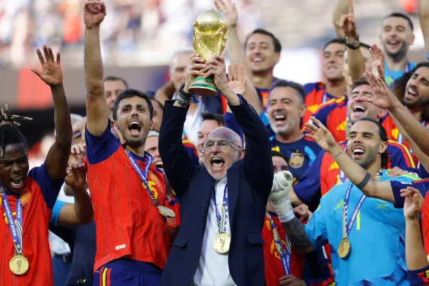 دي لا فوينتي خلال التتويج بكأس العالم (إ.ب.أ)