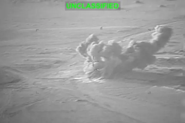 ABD Merkez Komutanlığı'nın (CENTCOM) İran'a yönelik hava saldırıları kapsamında yayımladığı bir video kaydından alınan fotoğrafta, 19 Temmuz'da meçhul bir noktada meydana gelen patlamadan dumanların yükseldiği görülüyor. (ABD Merkez Komutanlığı- Reuters)