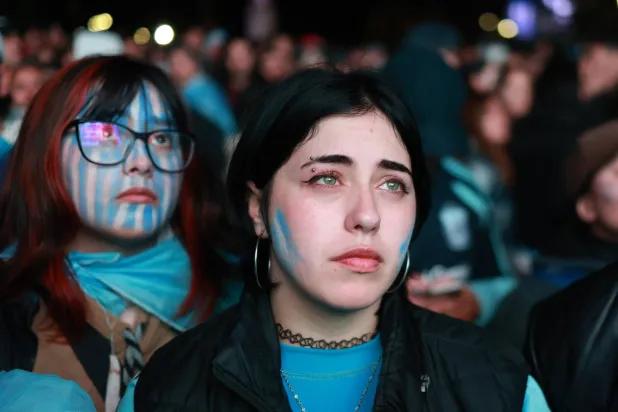 دموع الأرجنتينيين تودع ميسي (رويترز)