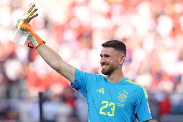 Unai Simón #23 of Spain is presented with the Golden Glove award after the FIFA World Cup 2026 Final match between Spain and Argentina at New York New Jersey Stadium on July 19, 2026 in East Rutherford, New Jersey. (Getty Images/AFP) 