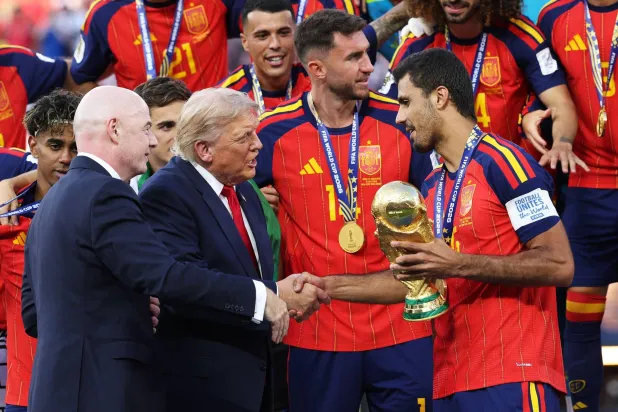 تقديم كأس الفيفا للمونديال للبطل رودري من قبل الرئيس الأميركي دونالد ترمب ورئيس الفيفا جياني إنفانتينو (أ.ف.ب)