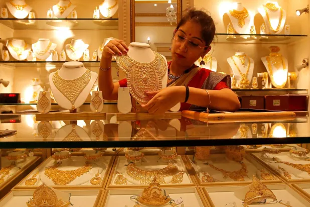 A saleswoman displays a gold necklace inside a jewellery showroom on the occasion of Akshaya Tritiya, a major gold buying festival, in Kolkata, India, May 7, 2019. (Reuters)