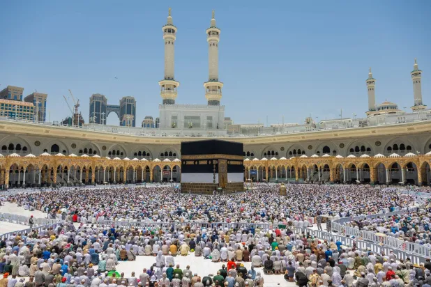 مدة الإقامة المتاحة تُحتَسب بصورة تراكمية من إجمالي 90 يوماً وفق عدد أيام بقاء المعتمر في السعودية (واس)