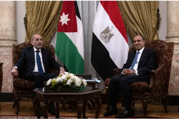 وزير الخارجية المصري بدر عبد العاطي خلال لقاء نظيره الأردني أيمن الصفدي في مارس 2025 (إ.ب.أ)