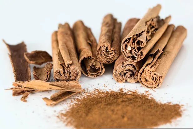 تعزز القرفة الاسترخاء كما أنها تدعم النواقل العصبية (بيكساباي)