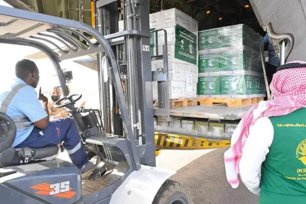 الطائرة السعودية الإغاثية حملت مساعدات إنسانية متنوعة شملت سلالاً غذائية ومواد طبية (واس)