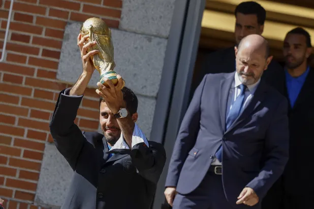 رودري قائد منتخب إسبانيا يرفع كأس العالم في القصر الملكي بمدريد (إ.ب.أ)