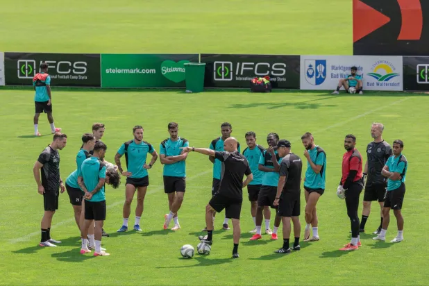 توماس ليتش مدرب الشباب يوجّه لاعبيه قبل انطلاق التدريبات (موقع النادي)