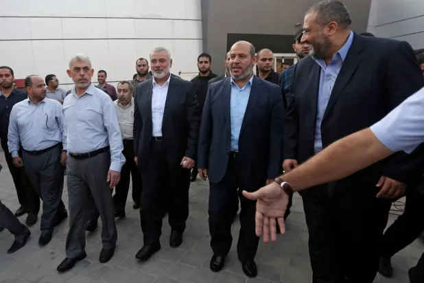 Hamas Siyasi Büro Başkanı İsmail Heniye, Gazze Şeridi'ndeki Hamas lideri Yahya Sinvar ve üst düzey yetkili Halil el-Hayye, 19 Eylül 2017'de Gazze Şeridi'nin güneyindeki Refah Sınır Kapısı'na gelirken görülüyor, ( Arşiv, Reuters / İbrahim Ebu Mustafa)