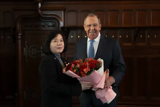 Kuzey Kore Dışişleri Bakanı Çoe Son-hui ve Rus mevkidaşı Sergey Lavrov (EPA)
