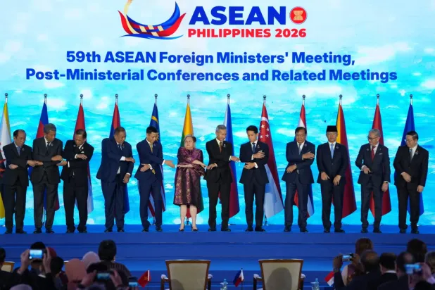 Pasai'de düzenlenen Güneydoğu Asya Ülkeleri Birliği (ASEAN) dışişleri bakanları toplantısının açılış töreninde Doğu Asya ülkelerinden bakanlar, (AFP)
