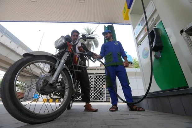 A worker refuels a vehicle at a gas station in Peshawar, Pakistan, 18 July 2026. (EPA)