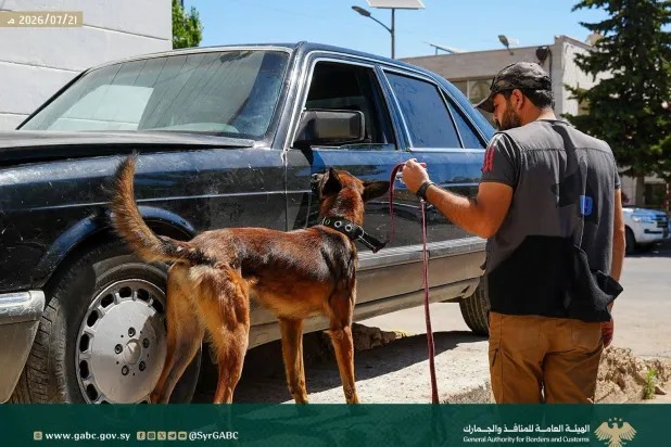 كلب بوليسي كشف مواضع تخبئة أسلحة داخل سيارة مدنية متجهة إلى لبنان (الهيئة العامة للمنافذ السورية)