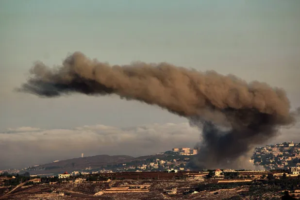 Smoke rises over the town of Kafr Tibnit in southern Lebanon due to an Israeli explosion (dpa)