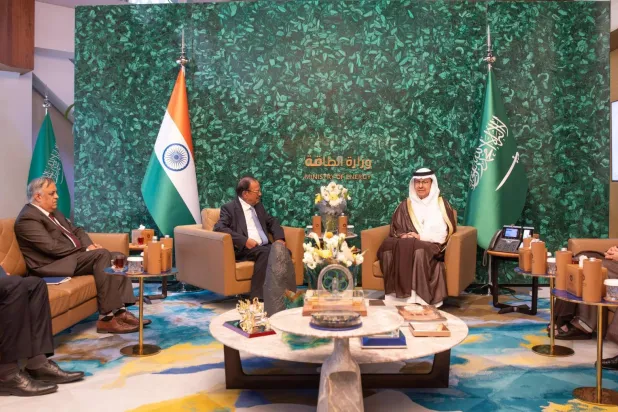 الأمير عبد العزيز بن سلمان مستقبلاً مستشار الأمن القومي الهندي أجيت دوفال في الرياض (الوزارة)