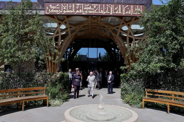الملك تشارلز في زيارة مسجد كمبريدج المركزي (رويترز)